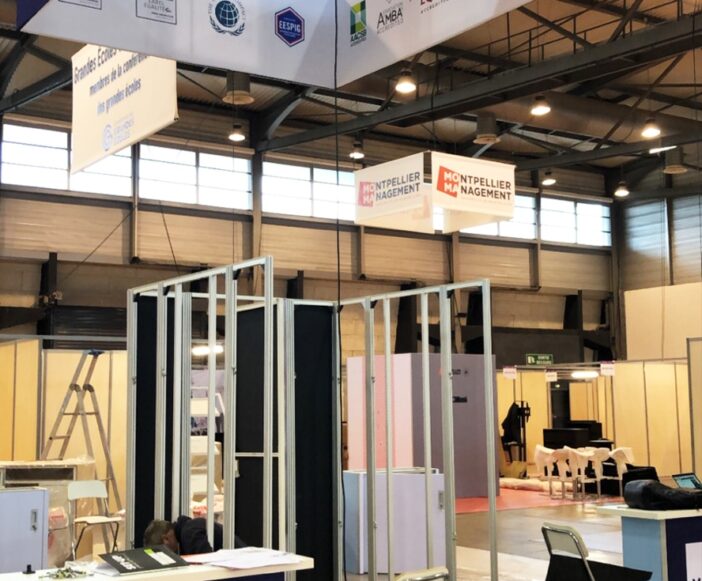 Enseigne elinguee tubulaire - Adéquat Expo